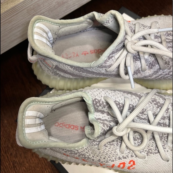 Yeezy Boost- Authentic - Picture 2 of 6
